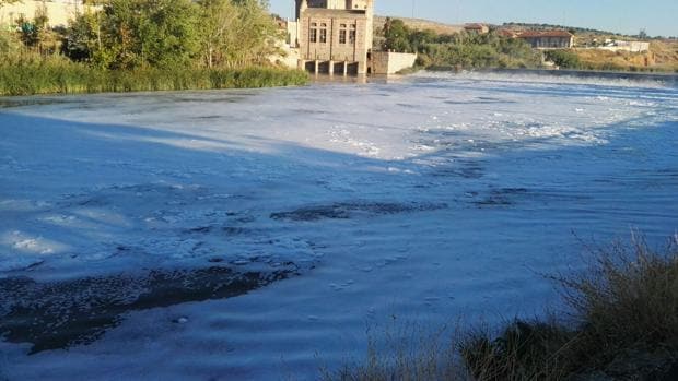 Espumas aparecidas en el río Tajo a su paso por Toledo el 15 de cotubre