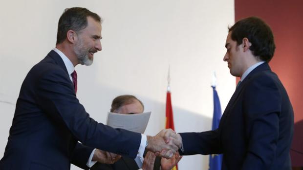 El Rey Felipe VI habla hoy, en Madrid, durante el acto de entrega de los despachos