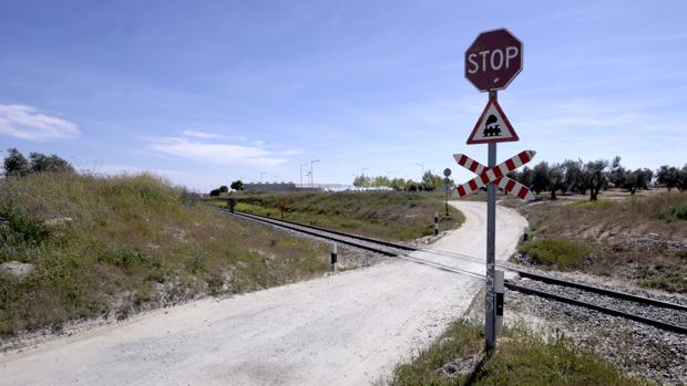 Paso a nivel en el camino que une el Señorio de Illescas con el pueblo