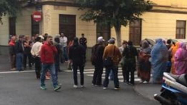 Público esperando a la intervención policial para seguir transitando por la calle Benardo de la Torre