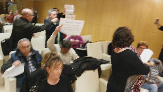 Una decena de empleados municipales protestan en la sala de prensa del Ayuntamiento