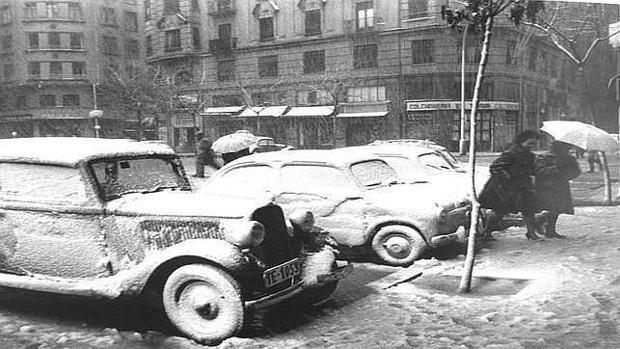 Imagen difundida por la AEMET de la nevada del 11 de enero de 1960 en la avenida del Oeste de Valencia