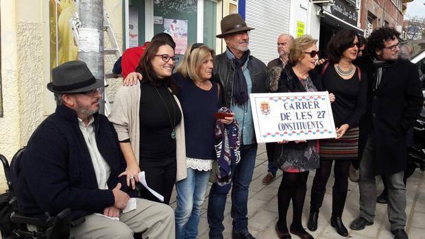 Concejales y encargados del cambio de calles en Alicante, con la primera placa