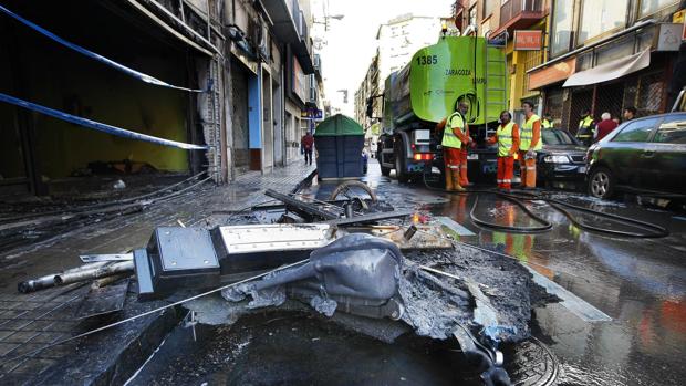 Imagen de archivo de contenedores quemados en una calle de Zaragoza