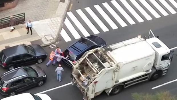 Youtube: Operarios de limpieza se lían a puñetazos en plena calle con dos conductores en Tenerife