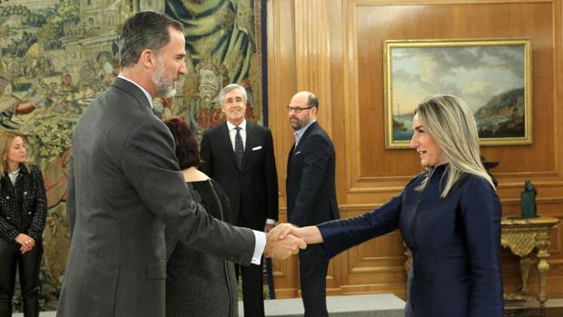 El rey Felipe VI saluda a Milagros Tolón