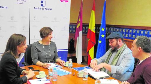 Patricia Franco y Ana Isabel Fernández durante la reunión con Miguel Villanueva y Tomás García de «Film Commission»