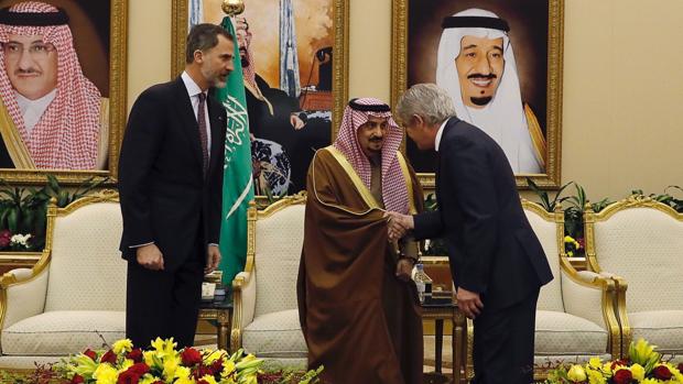 El Príncipe Faisal Bin Bandar Bin Abdulaziz Al-Saud saluda al ministro de Asuntos Exteriores, Alfonso Dastis, en presencia del Rey Felipe VI