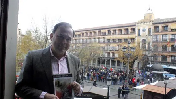 Antonio Conde, con su libro, en la sede de ABC en Zocodover