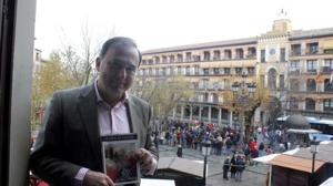 Antonio Conde, con su libro, en la sede de ABC en Zocodover