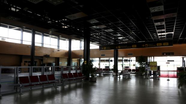 La terminal del aeropuerto de Huesca en su estampa habitual desde hace años, totalmente vacía