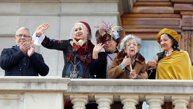 Imagen de las tres Magas de Enero junto a Alejandra Soler y Joan Ribó