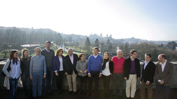 Foto de familia de Feijóo y Sáenz de Santamaría con los integrantes de la ponencia territorial y económica del PP, ayer en Compostela