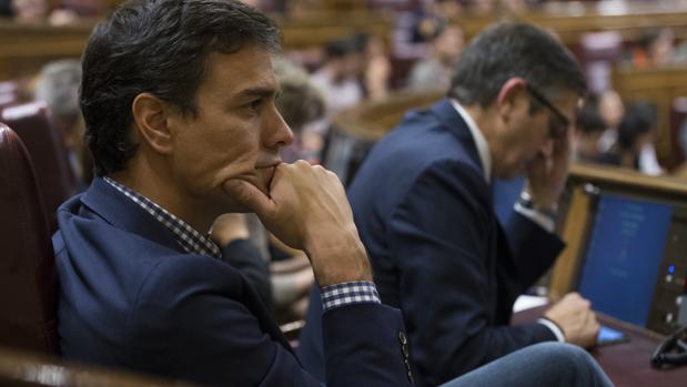 Pedro Sánchez, en una de sus últimas apariciones en el Congreso, junto a Patxi López