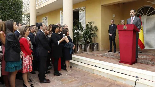 El Rey Felipe VI pronuncia unas palabras, durante el encuentro con la colectividad española