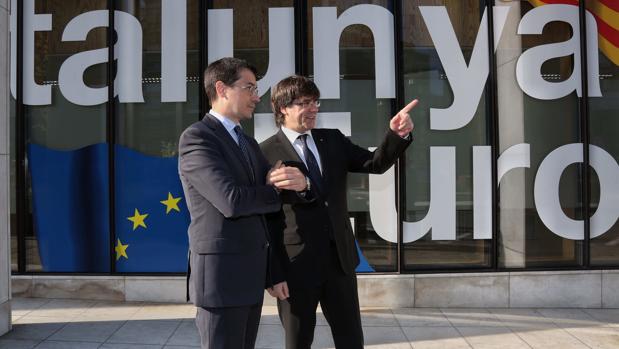 Carles Puigdemont (d.) y Amadeu Altafa, delegado de la Generalitat en Bruselas