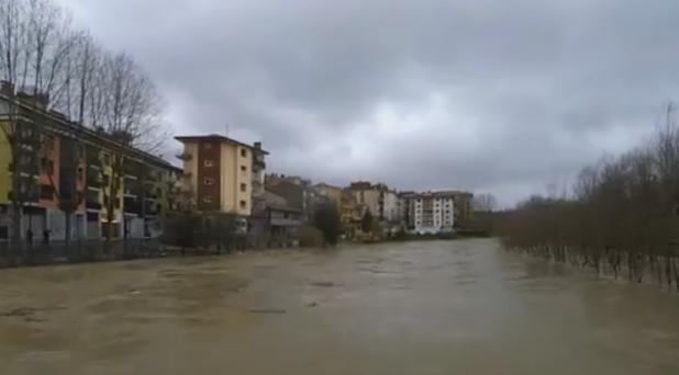 La lluvia provoca el desborde de dos ríos en Guipúzcoa