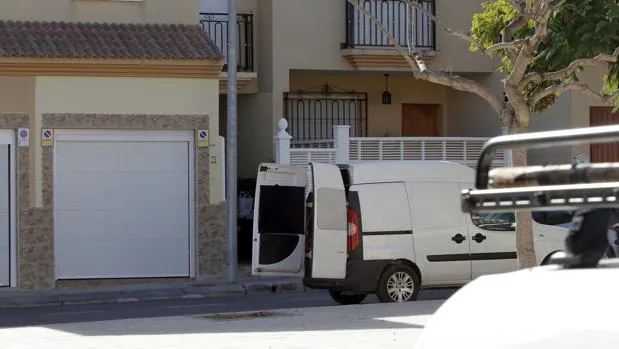 Vista de la vivienda de Huércal de Almería (Almería) donde se encontró el cadáver de la mujer