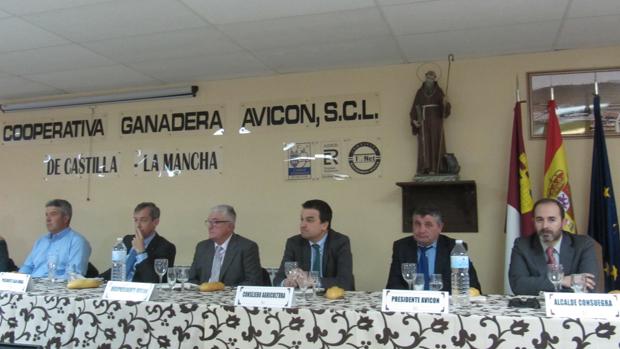 Mesa presidencial con el consejero, el presidente de Caja Rural, el presidente de Avicon y el alcalde de Consuegra