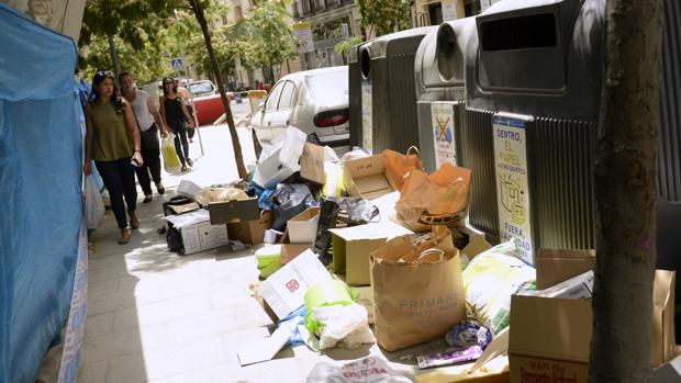 Contenedores rodeados de basura en Madrid, en una imagen de archivo