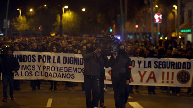 Un millar de policías se manifiesta en Barcelona para reclamar «respeto institucional»