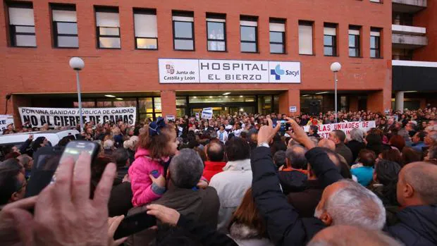 Protestas de usuarios del Hospital del Bierzo ante las puertas del centro