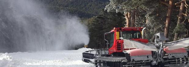 Cañones de nieve trabajando en la estación de esquí de Navacerrada