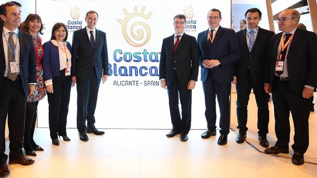 Sánchez con el ministro de Turismo, Álvaro Nadal, y otros cargos públicos y portavoces empresariales y políticos
