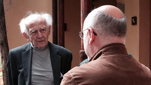 Zygmunt Bauman, fallecido este mes de enero, con el autor, presidente de Gran Canaria, en Agüimes, en 2015