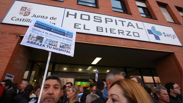 Protestas frente al Hospital del Bierzo