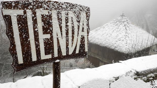 La nieve también cubre las calles del municipio lucense de O Cebreiro