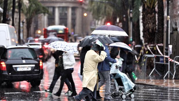 Ola de frío: una fuerte granizada cubre algunas calles de Valencia de blanco