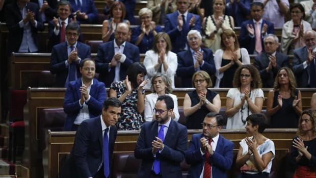 Sánchez es aplaudido por la bancada socialista en el Congreso de los diputados tras una intervención