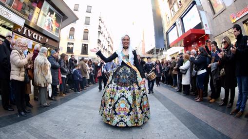 El desfile de festeros alicantinos en el centro de Madrid atrae a 10.000 personas