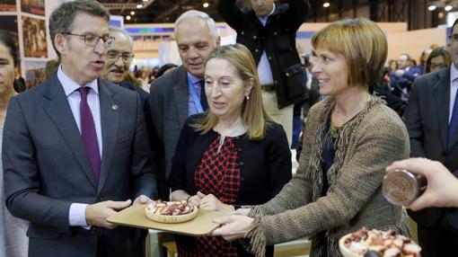 Alberto Núñez Feijóo y Ana Pastor, en el stand de Galicia