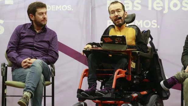 El secretario de Organización Estatal de Podemos, Pablo Echenique , acompañado por el secretario general de Podem Illes Balears, Alberto Jarabo, en un acto de partido en Palma