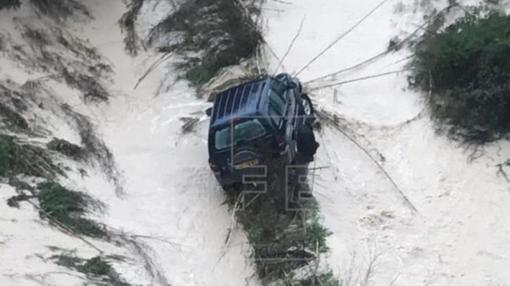 Coche todoterreno donde su conductor ha pasado la noche en el río Guadalest