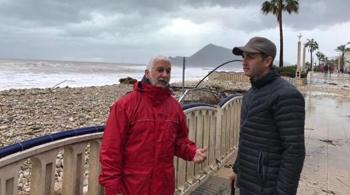 El presidente de la Diputación, César Sánchez (derecah), con el alcalde de Altea, Jaume Llinares, inspeccionan el litoral