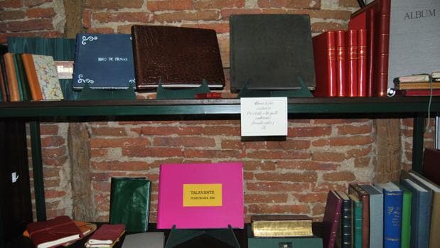 Libros de firmas, álbumes y cuadernos personalizados son muy solicitados en el taller calero