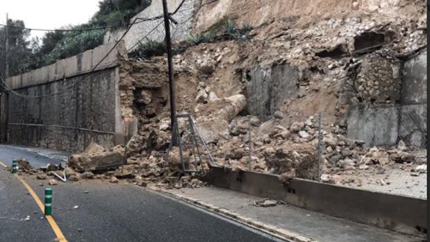 Imagen difundida en Twitter por el alcalde de Alcoy sobre el acceso a la ciudad cortado por desprendimientos