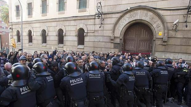 Los Mossos contienen a unos manifestantes en Barcelona