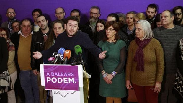 El secretario general de Podemos de Baleares, Alberto Jarabo, acompañado por varios cargos y dirigentes de la formación en el Archipiélago