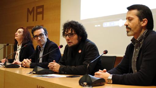 Castells, Peláez, Simón y López, explicando los detalles de la iniciativa