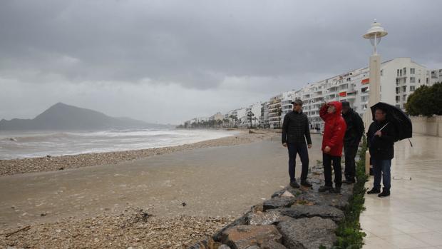 Autoridades locales y el presidente de la Diputación visitan la costa en Altea, tras el temporal