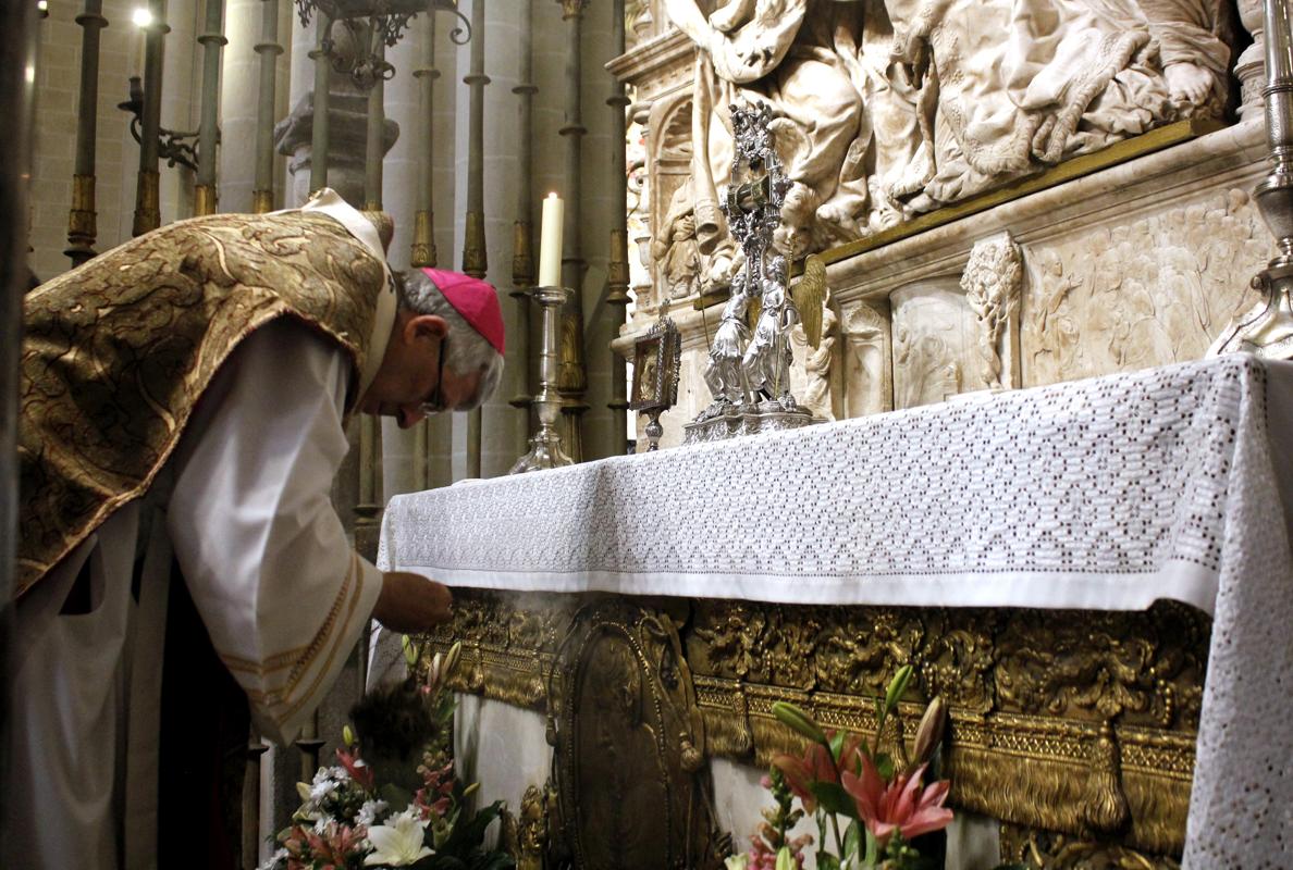 El arzobispo, esta mañana, ante la reliquia de san Ildefonso