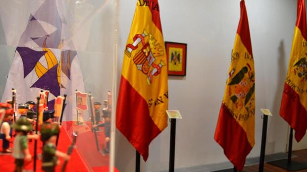 La muestra «Historia de la Bandera de España» se podrá ver hasta el 24 de febrero en el Palacio de los Serrano