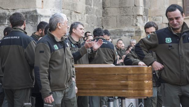 Ayer por la tarde se ofició el funeral por las dos víctimas, al que asistieron centenares de personas