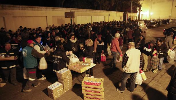 Imagen del reparto del Banco de Acció Solidaria realizado este martes