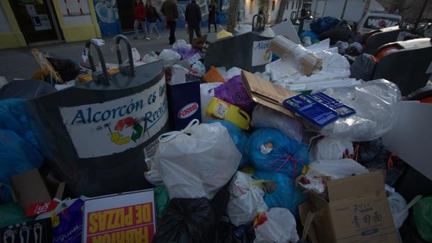 Bolsas de basura amontonadas, durante la huelga de 2014 en Alcorcón
