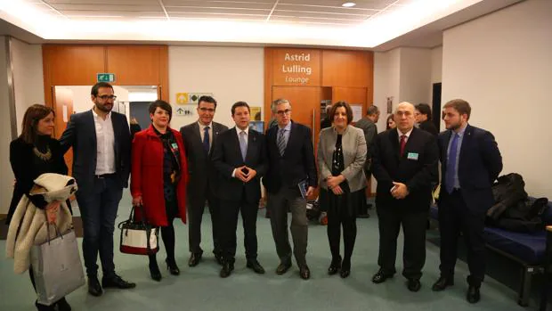 El presidente de Castilla-La Mancha con responsables de los artesanos y cuchilleros, además del portavoz regional y la consejera de Economía